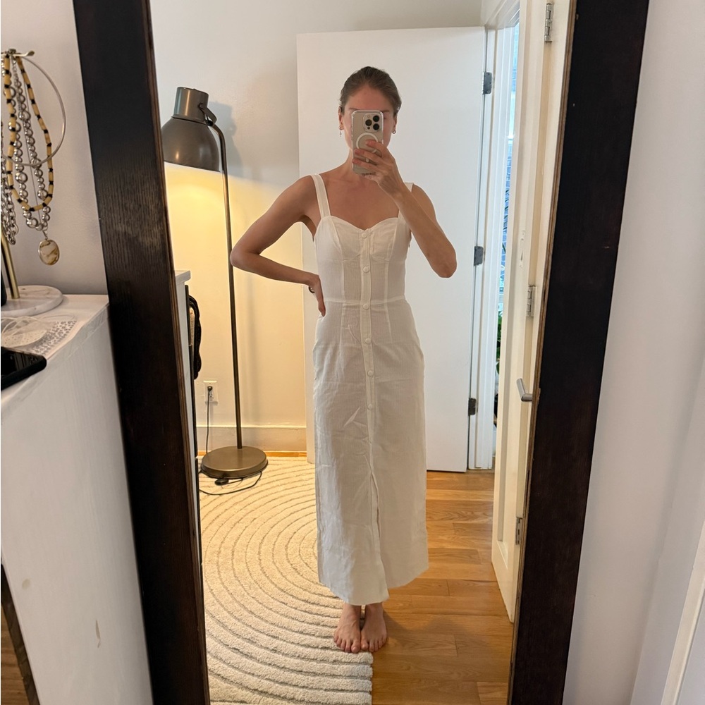 Elegant White Sleeveless Dress